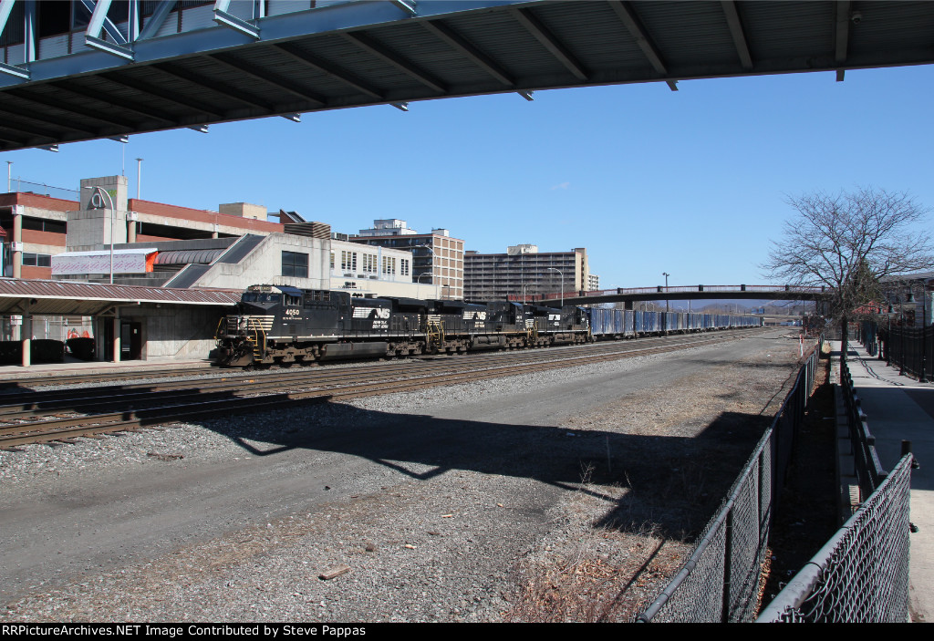 NS 4050 on the point of train 63V